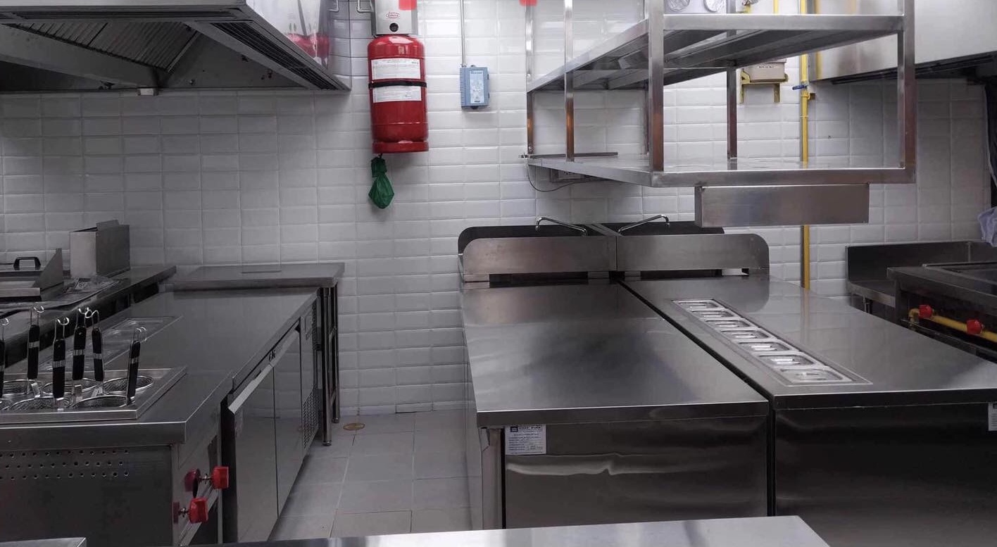 Commercial kitchen deep cleaning